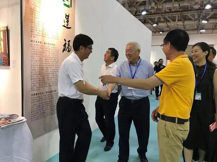 中共廈門市市委常委、宣傳部部長葉重耕領(lǐng)導(dǎo)一行人參觀蓮福文化漆畫展區(qū).jpg
