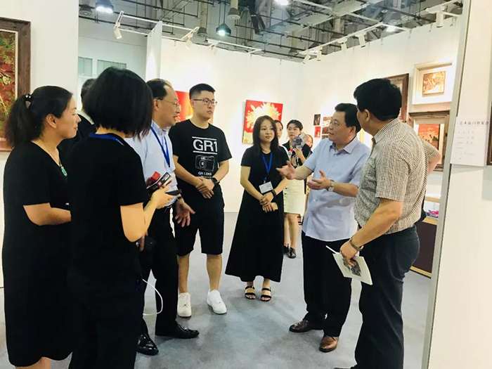 福建省商務(wù)廳廳長吳南翔、廈門市會展局局長王瓊文一行人參觀蓮福文化漆畫展區(qū).jpg