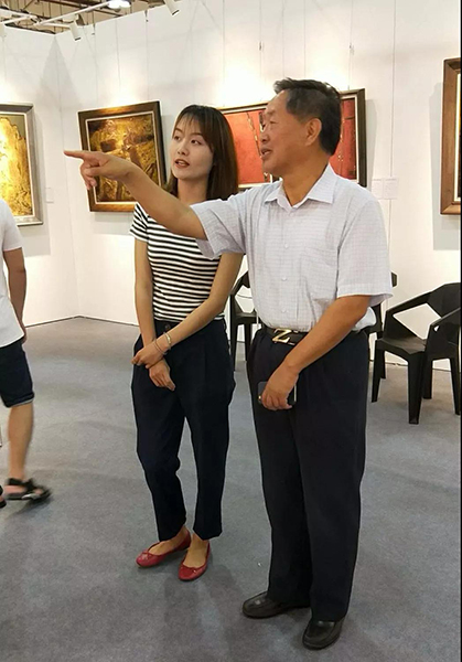 廈門市原副市長潘世建參觀蓮福文化漆畫展區(qū).jpg