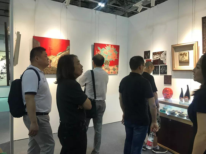 中國漆畫藝委會主任陳金華一行人參觀蓮福文化漆畫展區(qū).jpg