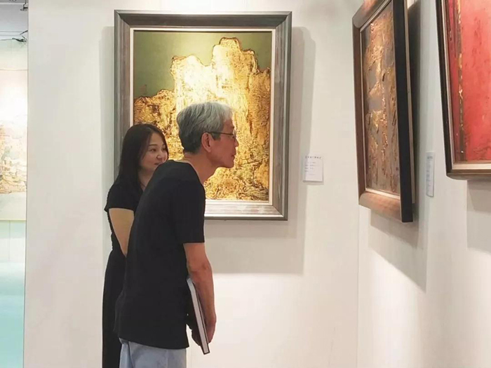著名漆畫藝術(shù)家鄭力為參觀蓮福文化漆畫展區(qū).jpg