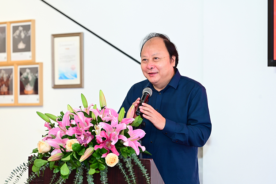 4、展覽的學術(shù)支持單位代表福建省美術(shù)家協(xié)會副主席、秘書長 趙勝利為展覽開幕式致辭.JPG