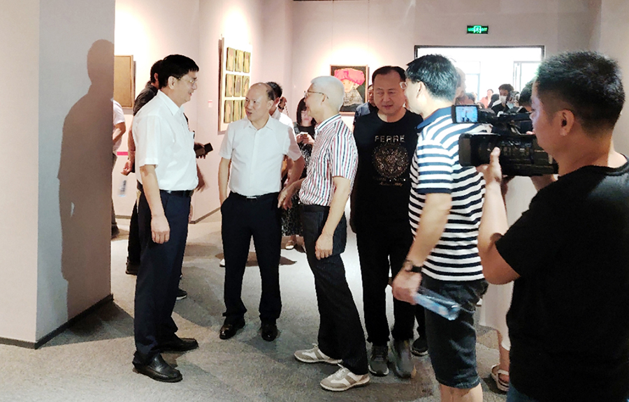 廈門市委宣傳部副部長、二級巡視員彭心安蒞臨展覽現(xiàn)場參觀指導(dǎo)，福州大學(xué)中國漆畫藝術(shù)研究院名譽(yù)院長葉細(xì)致、廈門市蓮福美術(shù)館館長葉水省陪同參觀導(dǎo)覽.jpg